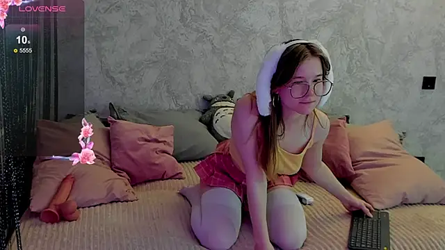 Snapshot of Hibisceae chatting on November 28, 2025, 6:19 pm Hibisceae online show from November 28, 2025, 6:19 pm