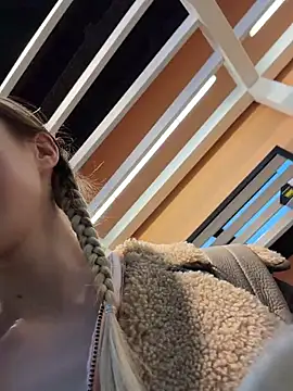 Lia  Love online show from December 21, 2025, 1:13 pm