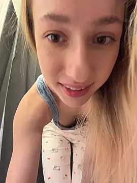 Lia  Love online show from December 19, 2025, 1:13 pm