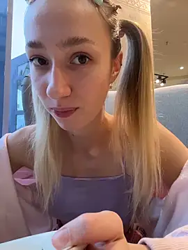 Snapshot of Lia__Love chatting on November 5, 2025, 12:30 pm Lia Love online show from November 5, 2025, 12:30 pm