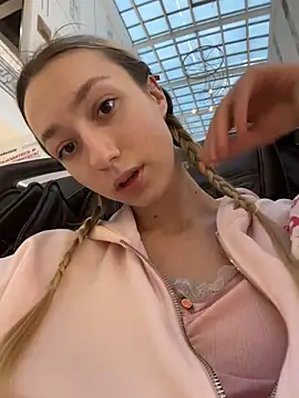 Snapshot of Lia__Love chatting on November 20, 2025, 12:06 pm Lia Love online show from November 20, 2025, 12:06 pm