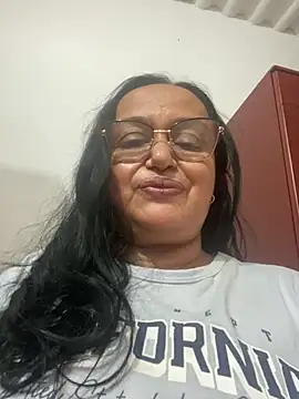 GiaNahomi online show from February 6, 2025, 3:06 am