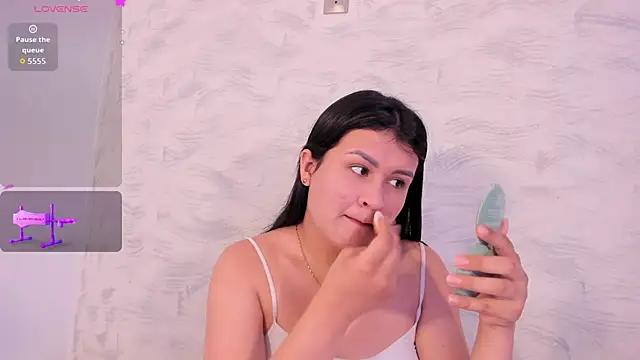 Snapshot of Elalove_ chatting on October 20, 2025, 7:03 pm Elalove online show from October 20, 2025, 7:03 pm