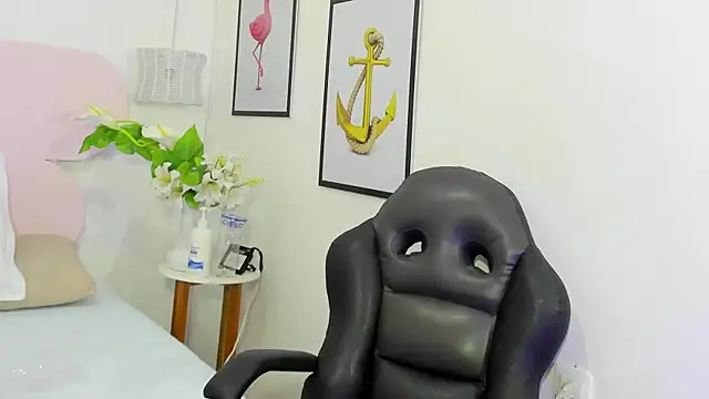 naomiii   online show from October 15, 2025, 11:40 am