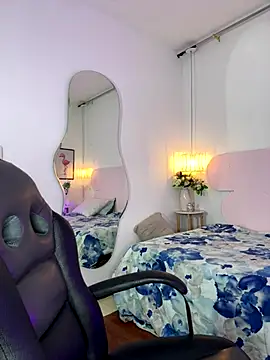 naomiii   online show from October 18, 2025, 11:45 am