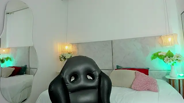 naomiii   online show from February 10, 2026, 12:04 pm