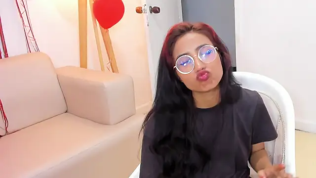 naomiii   online show from February 13, 2025, 2:56 am