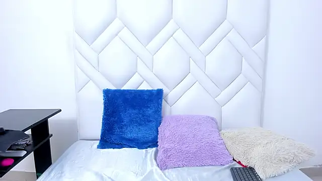 Analia18  online show from November 14, 2025, 1:37 pm