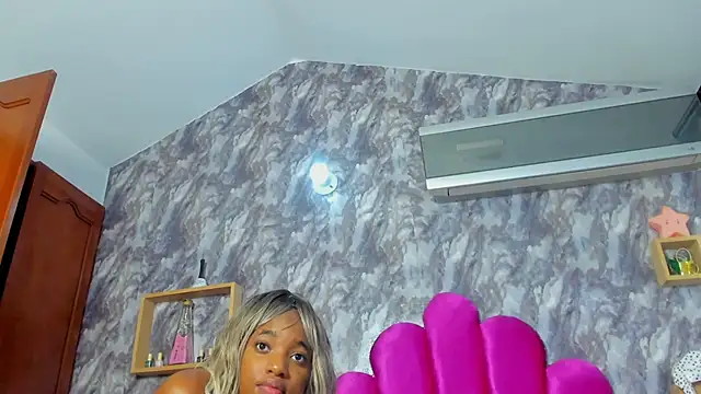 Snapshot of EMMAPARISS chatting on March 8, 2025, 12:09 pm EMMAPARISS online show from March 8, 2025, 12:09 pm