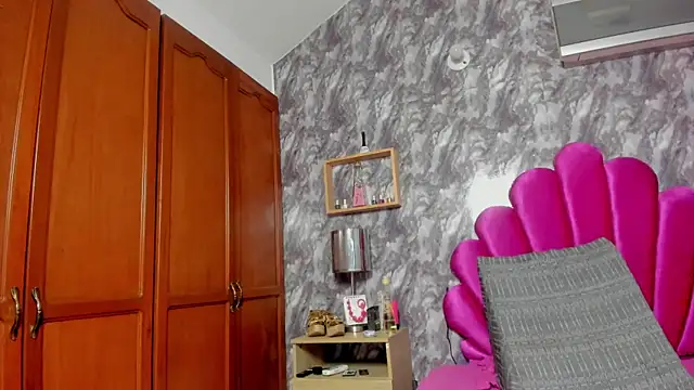 Snapshot of EMMAPARISS chatting on March 13, 2025, 3:17 pm EMMAPARISS online show from March 13, 2025, 3:17 pm