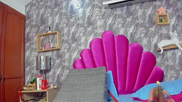 Snapshot of EMMAPARISS chatting on March 17, 2025, 9:46 pm EMMAPARISS online show from March 17, 2025, 9:46 pm