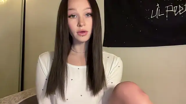 Snapshot of ur_molly chatting on November 3, 2025, 1:37 pm ur molly online show from November 3, 2025, 1:37 pm