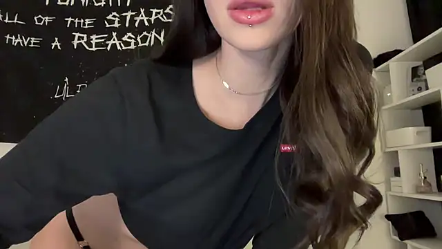 Snapshot of ur_molly chatting on October 17, 2025, 1:02 pm ur molly online show from October 17, 2025, 1:02 pm