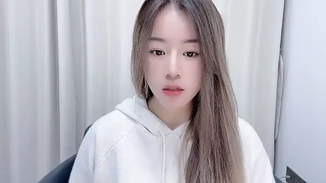 chloe-01 online show from December 18, 2024, 12:18 pm