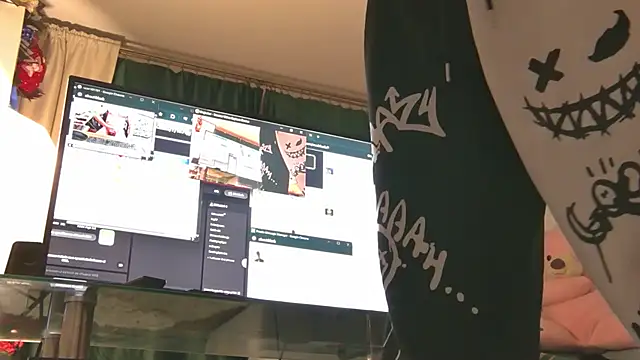 Snapshot of EvelynAisha chatting on June 14, 2026, 6:20 pm EvelynAisha online show from June 14, 2026, 6:20 pm