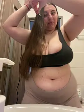 KarinaCelinne online show from May 28, 2026, 1:17 pm