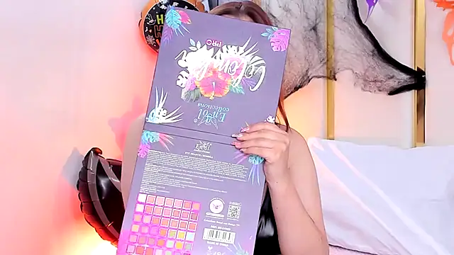 SalommeFlores online show from October 24, 2025, 7:02 pm