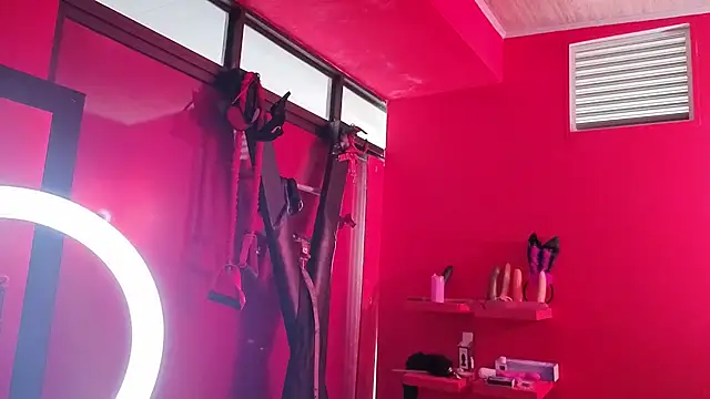 Ambar Roux  online show from March 7, 2026, 12:54 pm