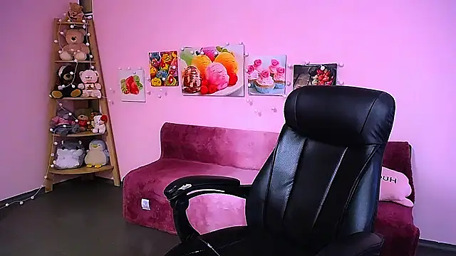 Hot Milady online show from December 16, 2025, 8:51 am