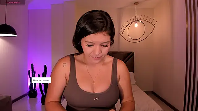 ValeriaRoldanX online show from May 17, 2026, 11:21 am