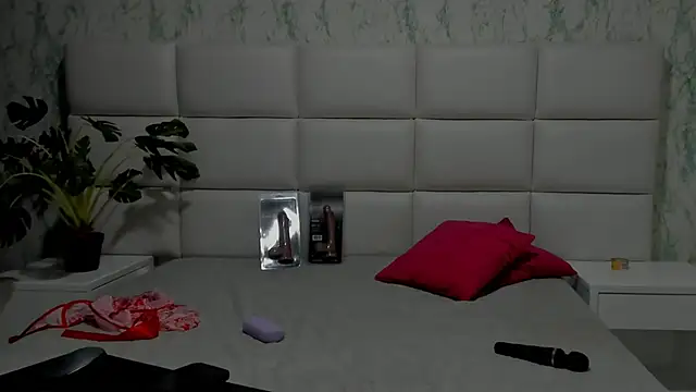 Snapshot of SLIM_PETITE_ chatting on March 1, 2025, 3:21 am SLIM PETITE online show from March 1, 2025, 3:21 am