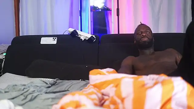 MacTroy online show from October 10, 2025, 8:09 pm