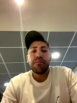 JuanZapata33 online show from December 5, 2025, 8:28 pm