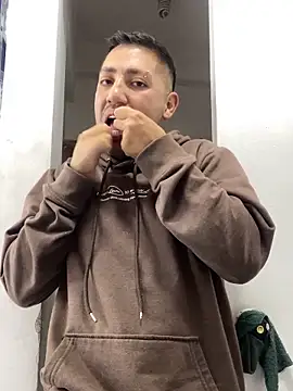 JuanZapata33 online show from November 18, 2025, 9:07 pm