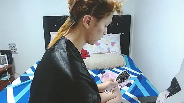 Snapshot of giuliana_andrade chatting on November 14, 2025, 12:25 am giuliana andrade online show from November 14, 2025, 12:25 am