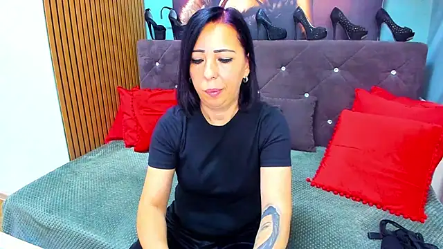 Snapshot of LauraSin chatting on July 16, 2026, 3:25 am LauraSin online show from July 16, 2026, 3:25 am