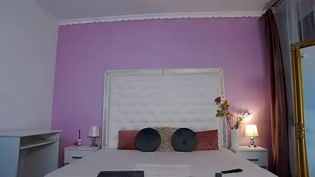 Lenna Paul online show from February 13, 2026, 5:07 am