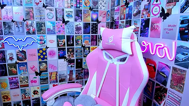 MiaMilas online show from October 8, 2025, 7:25 pm