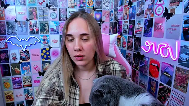 MiaMilas online show from October 13, 2025, 3:57 pm