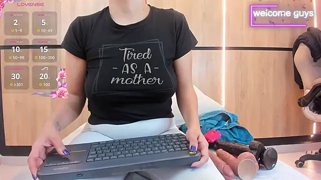 adela chase online show from November 11, 2025, 1:44 am