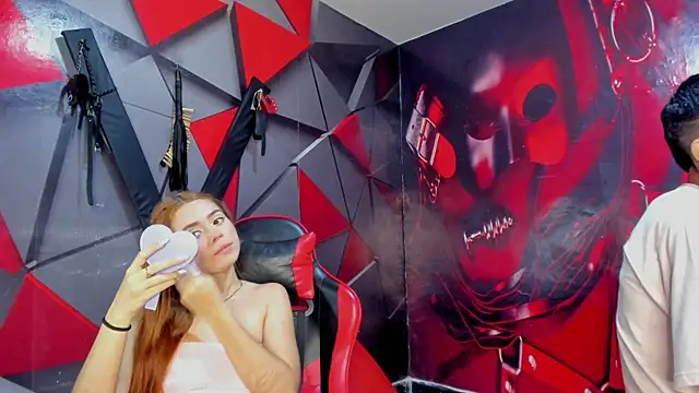 Hana and Zeta online show from December 1, 2025, 12:28 pm