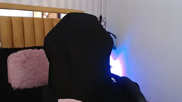 pettit courtny online show from November 4, 2025, 9:29 pm