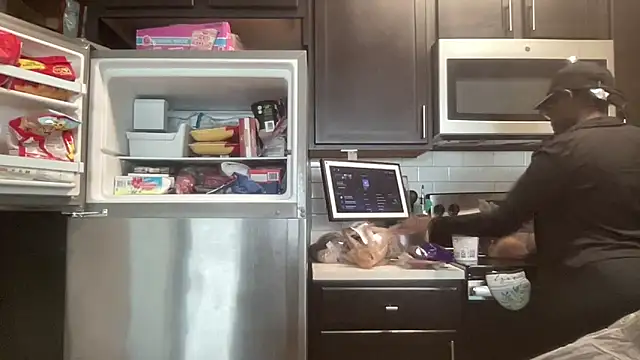 AveryJ99 online show from April 11, 2026, 2:43 pm