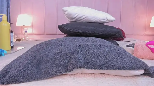 x milu online show from November 12, 2025, 6:45 pm