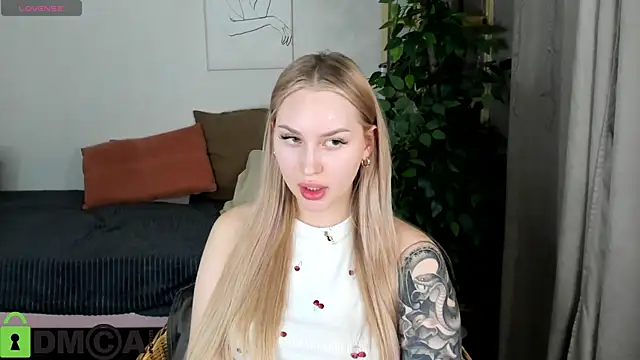 Carol  Cox online show from November 16, 2025, 11:08 pm