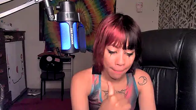 Snapshot of Liv_Alt chatting on April 28, 2026, 7:18 pm Liv Alt online show from April 28, 2026, 7:18 pm