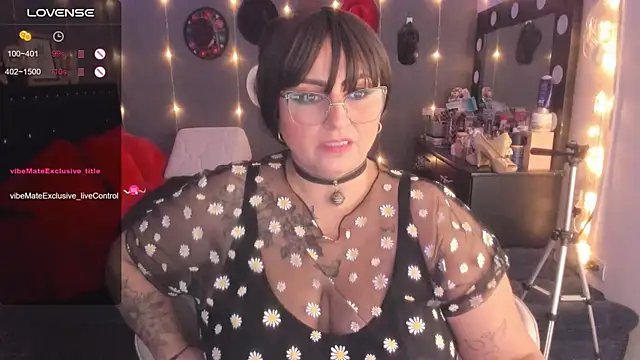 Snapshot of Ivonnee__ chatting on March 11, 2025, 4:30 am Ivonnee   online show from March 11, 2025, 4:30 am