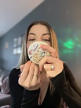 Mia Ethan online show from March 31, 2026, 8:38 am