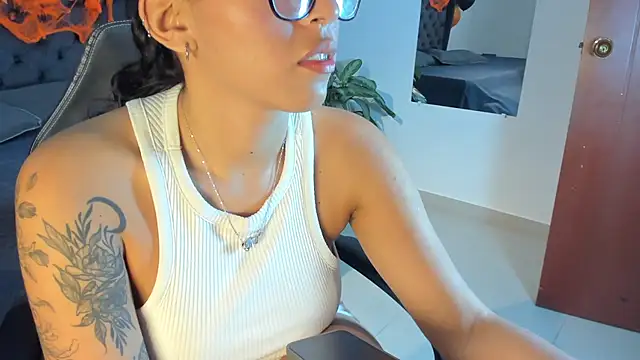  maria foxx  online show from October 15, 2025, 7:33 pm