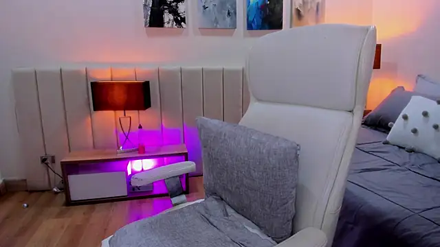 DaniRousse online show from December 4, 2025, 3:38 am