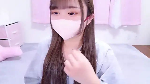 Snapshot of MAIKA_pyon chatting on November 7, 2025, 4:22 pm MAIKA pyon online show from November 7, 2025, 4:22 pm