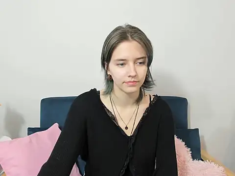 DevineNatalie online show from December 18, 2024, 4:28 pm