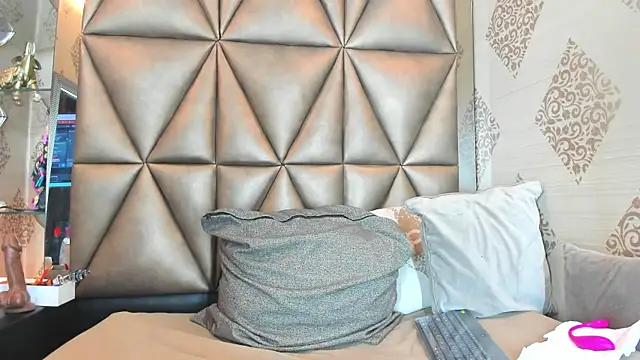 Corina Taylor  online show from October 9, 2025, 11:55 am