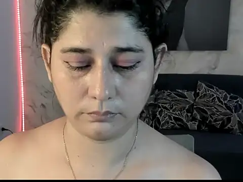 alinabozz1 online show from June 14, 2026, 5:19 am