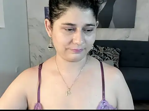 alinabozz1 online show from June 12, 2026, 5:16 am