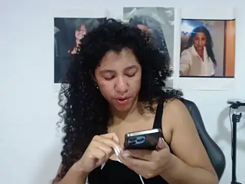 Snapshot of bellacrespalatina chatting on October 16, 2025, 8:17 pm bellacrespalatina online show from October 16, 2025, 8:17 pm